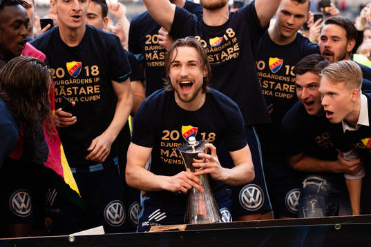 Djurgårdens Kevin Walker  jublar med pokalen