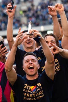 Djurgårdens Kerim Mrabti   jublar med pokalen
