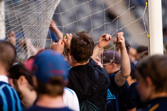 Djurgårdens supportrar klipper sönder nätet