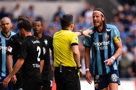 Djurgårdens Jonas Olsson reagerar på domaren