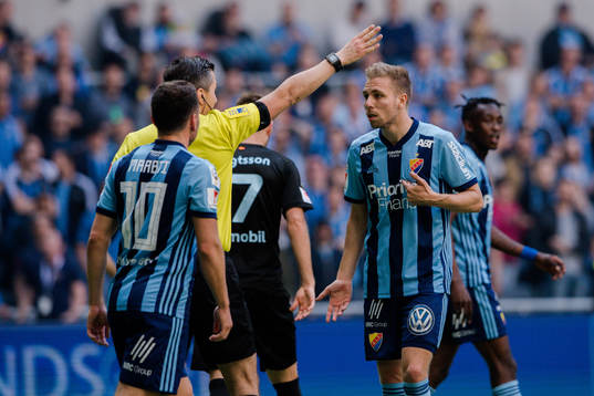 Djurgårdens Jonathan Ring reagerar på domaren