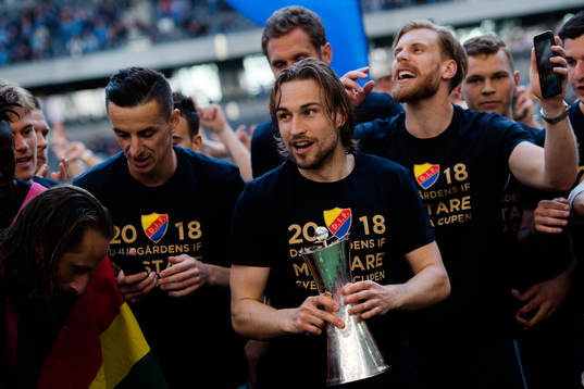 Djurgårdens Kevin Walker jublar pokalen
