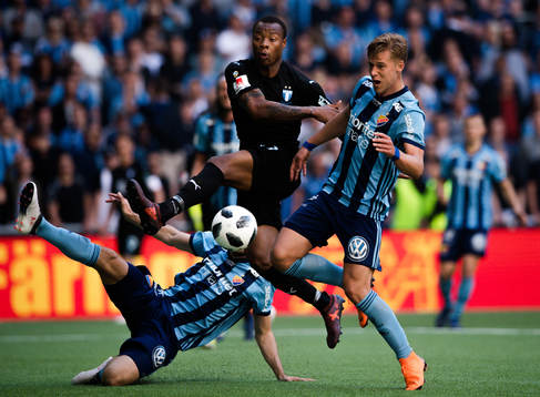 Malmö FFs Carlos Strandberg och Djurgårdens Felix Beijmo
