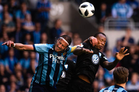 Djurgårdens Jonas Olsson och Malmö FFs Carlos Strandberg