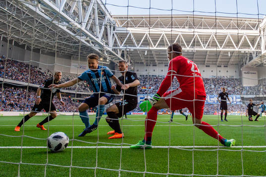 Djurgårdens Jacob Une Larsson gör 1-0 bakom Malmö FFs