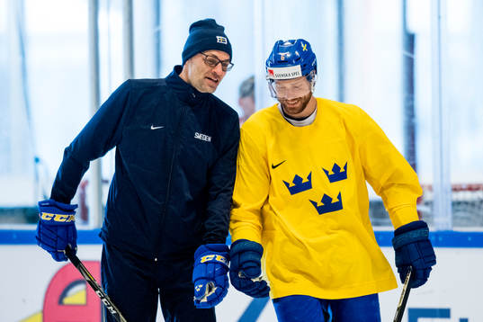 Assisterande tränare Peter Popovic i samtal med Adam