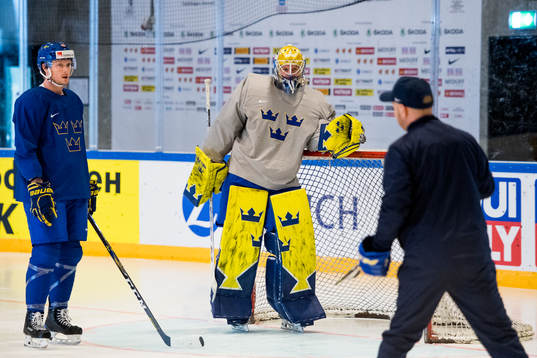 Carl Klingberg, målvakt Magnus Hellberg och