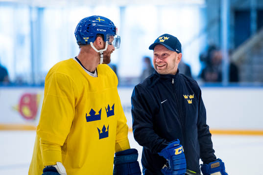 Adam Larsson och målvaktstränare Stefan Ladhe