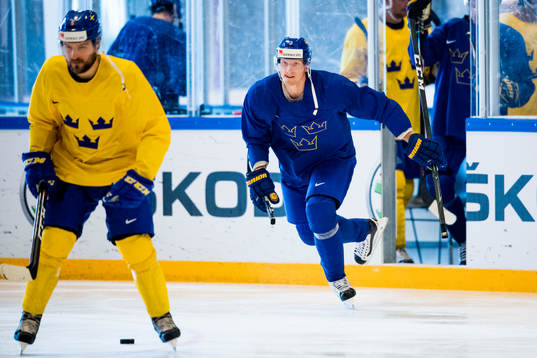 John Klingberg kommer ut på isen till en ishockeyträning