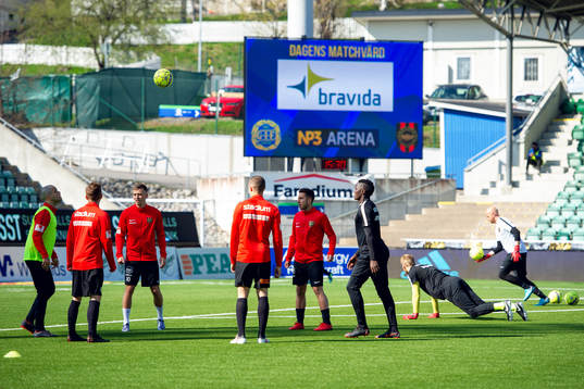 Brommapojkarna värmer upp