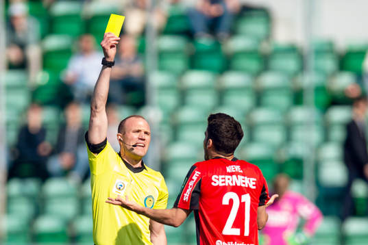 Brommapojkarnas Antonio Nieves Martin får gult kort av