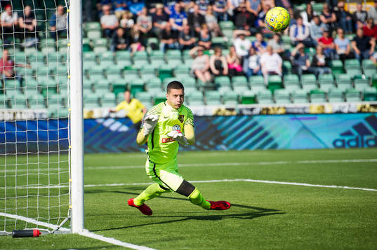Brommapojkarnas Nikola Petric räddar skott