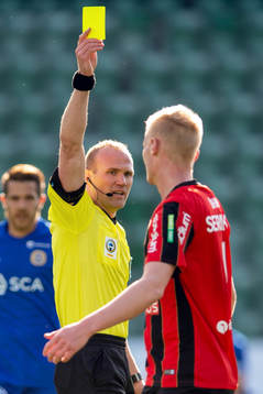 Brommapojkarnas Carl Starfelt får gult kort av domare