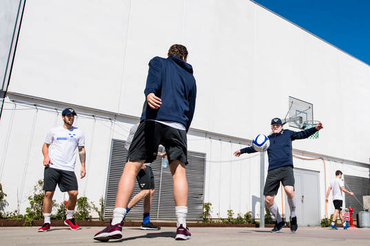 Sveriges spelare med Lias Andersson (th) värmer upp med