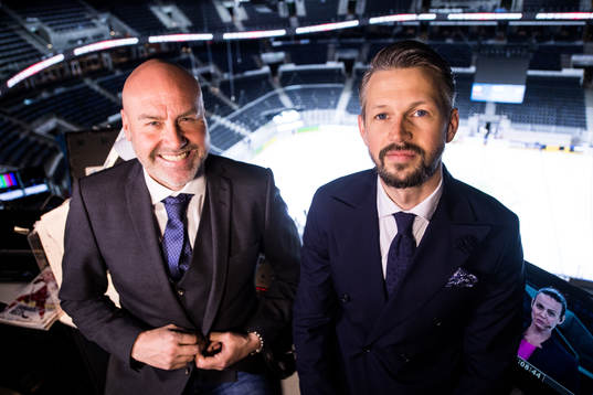 Viasats kommentator Niklas Holmgren och expertkommentator