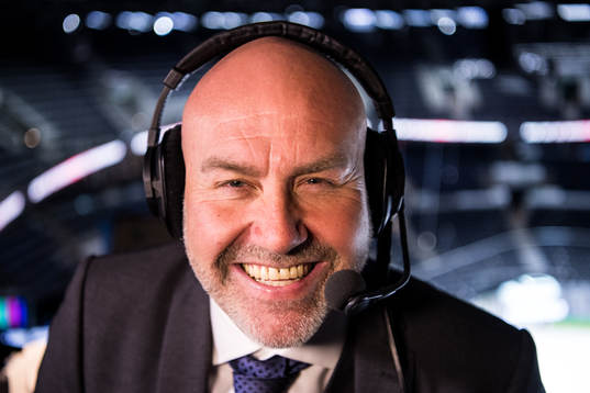 Viasats kommentator Niklas Holmgren