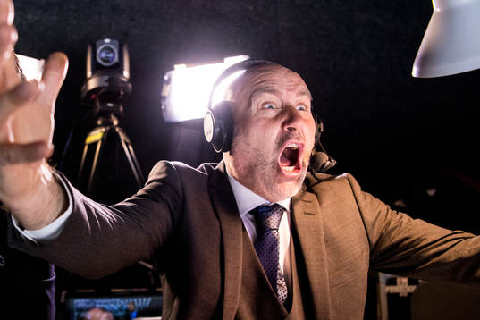 Viasats kommentator Niklas Holmgren