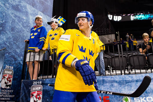 Sveriges John Klingberg gör entré till uppvärmningen
