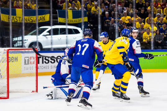 Sveriges Dennis Everberg styr in 1-1 målet
