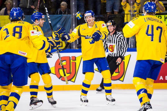 Sveriges John Klingberg och Mikael Backlund jublar