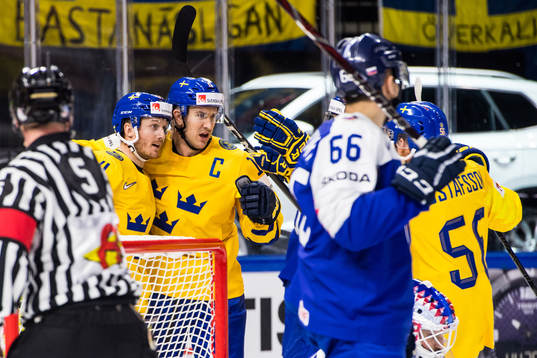 Sveriges Gustav Nyquist och Mikael Backlund jublar