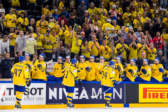 Sveriges spelare jublar med båset
