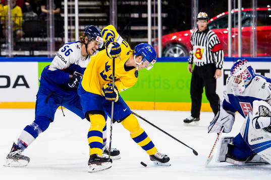 Sveriges Elias Pettersson försöker göra mål mellan