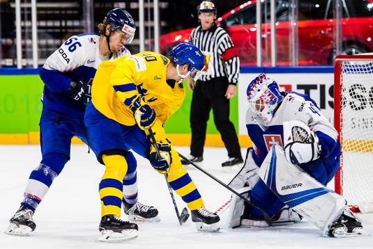 Sveriges Elias Pettersson försöker göra mål mellan