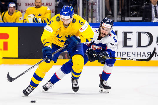 Sveriges Adam Larsson och Slovakiens Lukas Cingel
