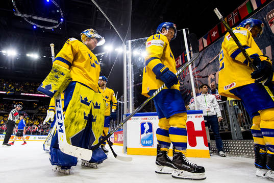Sveriges målvakt Anders Nilsson deppar när dom lämnar