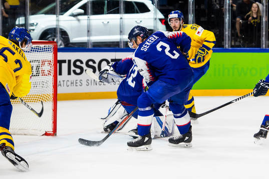 Sveriges Mika Zibanejad försöker spela in pucken till