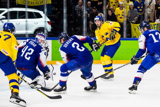 Sveriges Mika Zibanejad försöker spela in pucken till