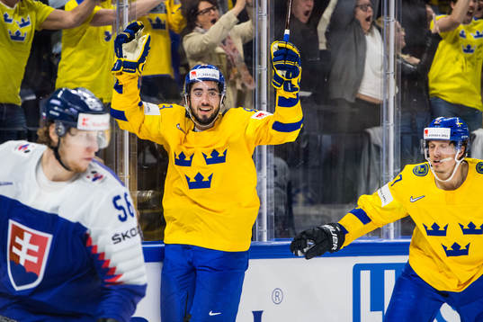 Sveriges Mika Zibanejad och Rickard Rakell jublar