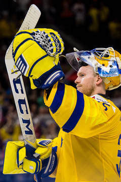 Sveriges målvakt Anders Nilsson tackar publiken