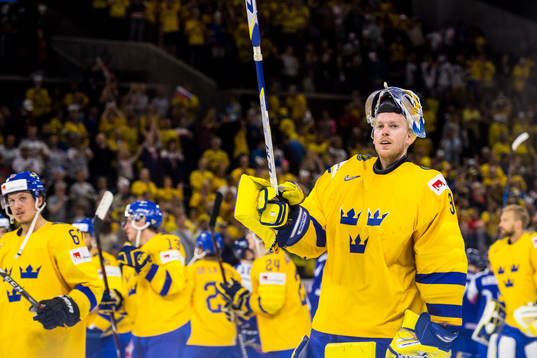 Sveriges målvakt Anders Nilsson tackar publiken