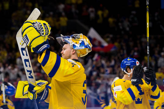 Sveriges målvakt Anders Nilsson tackar publiken