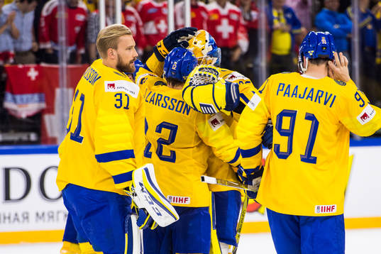Sveriges Johan Larsson jublar med målvakt Anders Nilsson