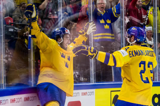 Sveriges Mika Zibanejad jublar med Oliver Ekman Larsson