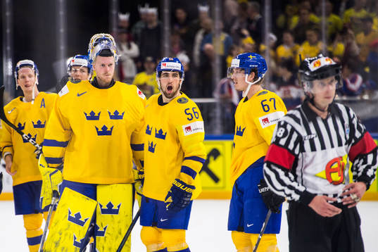 Sveriges Erik Gustafsson skriker på domaren som ska