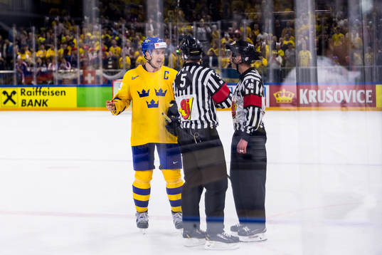 Sveriges Mikael Backlund i samtal med domarna som ska