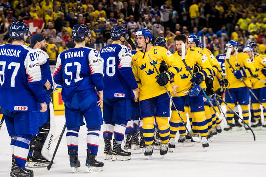 Sveriges spelare med Mikael Backlund i spetsen tackar