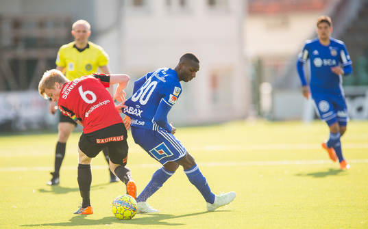 Brommapojkarnas Gustav Sandberg Magnusson drar Sundsvalls