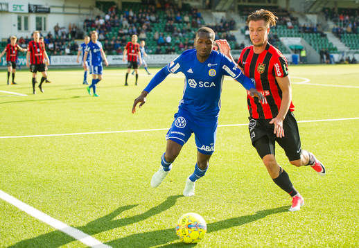 Sundsvalls Peter Wilson i närkamp mot Brommapojkarnas Erik