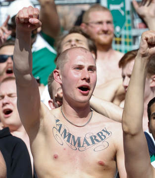 Hammarby supporter med Hammarby tatuering på bröstet