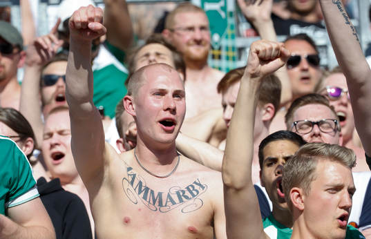 Hammarby supporter med Hammarby tatuering på bröstet