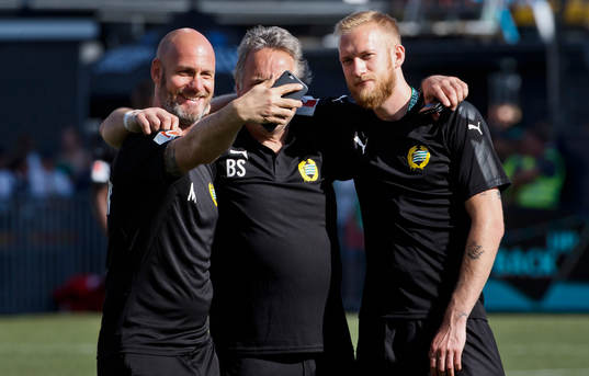 Hammarbys personal tar en selfie på planen