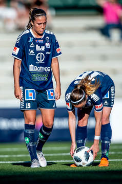 Linköpings Filippa Angeldal och Kosovare Asllani  deppar