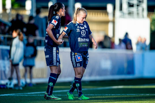Linköpings Anna Oskarsson tar hand om Tove Almqvist