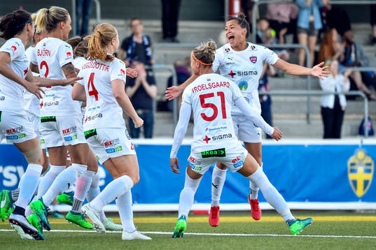 Rosengårds Sanne Troelsgaard Nielsen jublar med lagkamrater