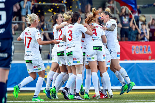 Rosengårds Sanne Troelsgaard Nielsen jublar med lagkamrater